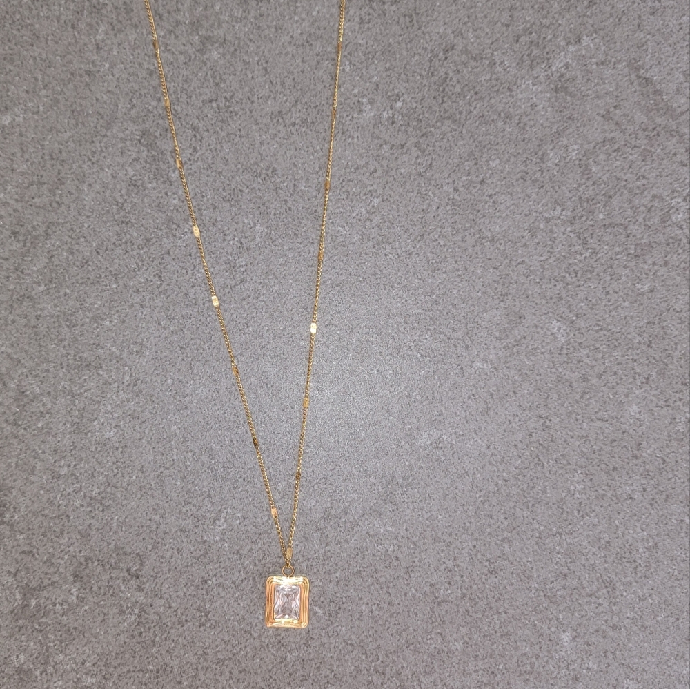 NEW 18k Gold Radiant Cut Diamond Square Pendant Necklace